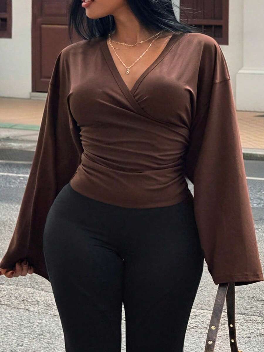 Slaydiva 大尺碼女款純色V領百褶休閒百搭日常旅行T恤 秋季