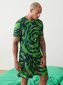 Rick and Morty X SHEIN Set da uomo con top a maniche corte girocollo colorblock con stampa cartoni animati e pantaloncini, casual per uso quotidiano e abbigliamento da casa - Verde - Visualizzare 3