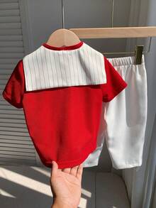 SHEIN 4件套包含腰帶與披肩，男嬰夏季秋季休閒返校季，紅色 Polo 衫條紋披肩配白色長褲，西裝褲，附贈腰帶，Polo 套裝，正式套裝，校服套裝，男嬰套裝 - 彩色 - 查看 2