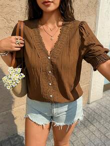 Breezaya Blusa casual elegante y versátil de mujer talla grande con cuello en V, ribete de encaje, botones y manga corta - Marrón - Ver 3