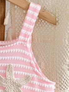 SHEIN Genkimix Kids 1件女童 YK2 夏季休閒洋裝，黃色與白色鉤編面料，3D 海星前胸設計，無袖吊帶洋裝，適合海灘度假、休閒穿著、島嶼假期 - 粉色 - 查看 7