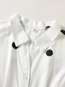 SHEIN Explorewe 這款青少年女孩波點短袖襯衫展現復古法式甜美風格，搭配吸睛的經典大黑白波點。它有翻領和泡泡短袖，袖口裝飾俏皮蝴蝶結。彈性抽褶腰部形成優雅的荷葉邊下擺。將復古魅力與青春活力融合，非常適合外出、度假等場合 - 白色 - 查看 4