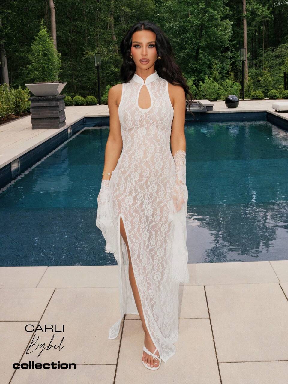 MISSGUIDED X Carli Bybel Robe Maxi en Dentelle à Col Top avec Détail de Trou de Serrure à l'Avant, Fente à la Cuisse, Robe de Soirée Formelle pour Invitée de Mariage, Moulante, Sans Manches, Blanche Transparente