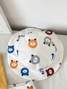 SHEIN Playful Pals Conjunto de 3 peças para bebé rapaz no verão, regata amarela da moda com gráfico de urso fofo e calções brancos com estampa digital de urso, combinados com chapéu, adequados para uso casual diário e atividades ao ar livre fáceis - Amarelo - Ver 4
