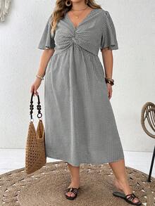 SHEIN CURVE+ فستان نسائي مقاس كبير بطبعات زهور وكسرات وأكمام قصيرة كاجوال للعطلات، ملابس نسائية صيفية - أبيض وأسود - مشاهدة 7