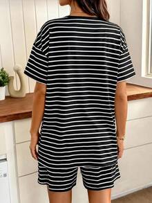 SHEIN 孕婦黑色短袖前綁帶上衣與可調腰圍短褲休閒套裝，柔軟貼身，適合日常居家穿著，2件組，夏季孕婦拍照穿搭 - 黑與白 - 查看 2