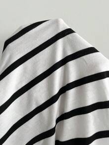Firerie 大尺碼春夏新款簡約優雅日常通勤不對稱肩交叉包覆金屬飾邊收腰百褶修身彈力顯瘦女款短袖T恤 - 黑與白 - 查看 9