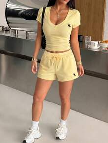 SHEIN EZwear 淡黃色刺繡針織心形領短袖上衣與抽繩腰短褲運動套裝 - 鵝黃色 - 查看 7