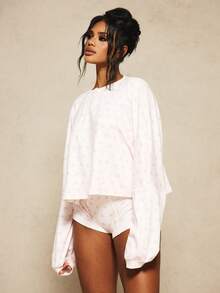 MISSGUIDED X Carli Bybel Setelan Dua Potong Sweatshirt Lengan Panjang Oversized Motif Bunga dan Celana Pendek Mini dengan Motif Bunga Mawar Kecil - Berwarna merah muda - View 3