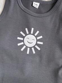SHEIN Playful Pals 男嬰夏季3件套，灰色時尚太陽圖案印花背心，灰白條紋鬆緊腰短褲，搭配帽子，適合海邊度假、日常休閒穿著、戶外活動 - 深灰色 - 查看 5
