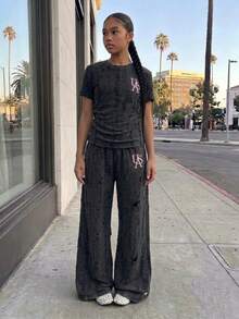 SHEIN 女童黑色扎染T恤和阔腿牛仔裤套装，休闲宽松版型，英文刺绣设计，时尚百搭，适合春秋季穿着，日常穿着、外出、聚会皆宜，2025秋季新品 - 黑色 - 查看 3