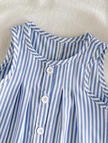 SHEIN Vintaside Kids 女嬰夏季夢幻之選無袖淺紫色與白色格紋連身褲，溫柔甜美淺紫色調，清新田園風，經典格紋圖案俏皮可愛。適合外出、拍照、玩耍、戶外休閒運動及參加歡樂派對，讓您的寶寶瞬間成為時尚甜心。 - 藍色 - 查看 4