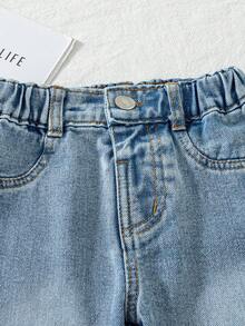 Pantalones largos de mezclilla para bebé niño, nuevos para verano, estilo casual lindo y juguetón, color azul claro vintage con efecto desgastado, proceso de lavado desgastado, cintura alta elástica lateral, ajuste entallado y cónico, tela de mezclilla de algodón fino suave y amigable con la piel, versátil para combinar con camiseta, uso diario, salidas, hogar, viajes, primavera y verano - Azul lavado medio - Ver 5