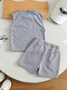 SHEIN Playful Pals 男嬰牛仔套裝，夏季新品，時尚休閒風格，背心上衣 + 牛仔短褲套裝，深藍色雪洗工藝配小馬刺繡，時尚，寬鬆版型，彈性腰帶，輕量柔軟針織牛仔效果材質，舒適親膚，男嬰必備，簡約休閒適合夏季穿著，時尚百搭，適合日常拍照、購物、日常出遊、聚會、音樂節、度假等，2026新款男嬰牛仔套裝 - 中等水洗藍 - 查看 2