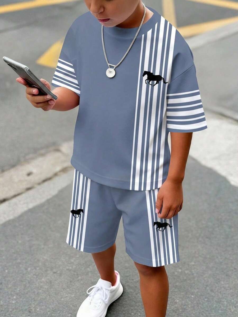 青少年男孩休閒舒適時尚極簡圓領短袖T恤與短褲套裝,經典條紋圖案印花,經典精緻馬標圖案印花,適合春夏季,適合校園穿著 - 彩色 - 查看 1