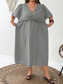 SHEIN CURVE+ فستان نسائي مقاس كبير بطبعات زهور وكسرات وأكمام قصيرة كاجوال للعطلات، ملابس نسائية صيفية - أبيض وأسود - مشاهدة 8
