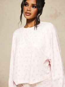 MISSGUIDED X Carli Bybel Setelan Dua Potong Sweatshirt Lengan Panjang Oversized Motif Bunga dan Celana Pendek Mini dengan Motif Bunga Mawar Kecil - Berwarna merah muda - View 5