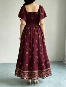 Modelyn 桃紅蕾絲印花玫瑰紫女款大尺碼優雅洋裝，女裝時尚方領飄逸袖短袖洋裝，下擺拼接荷葉邊設計，夏季度假風服飾 - 彩色 - 查看 2