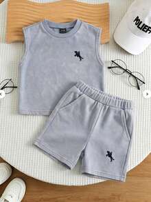 SHEIN Playful Pals 男嬰牛仔套裝，夏季新品，時尚休閒風格，背心上衣 + 牛仔短褲套裝，深藍色雪洗工藝配小馬刺繡，時尚，寬鬆版型，彈性腰帶，輕量柔軟針織牛仔效果材質，舒適親膚，男嬰必備，簡約休閒適合夏季穿著，時尚百搭，適合日常拍照、購物、日常出遊、聚會、音樂節、度假等，2026新款男嬰牛仔套裝 - 中等水洗藍 - 查看 4