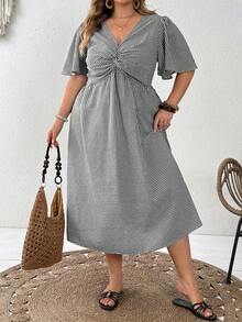 SHEIN CURVE+ فستان نسائي مقاس كبير بطبعات زهور وكسرات وأكمام قصيرة كاجوال للعطلات، ملابس نسائية صيفية - أبيض وأسود - مشاهدة 4