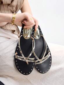 CUCCOO BIZCHIC Sandalias planas de playa con remaches cruzados para vacaciones de primavera/verano - Dorado - Ver 2