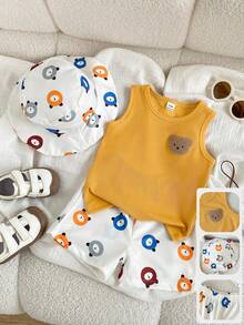 SHEIN Playful Pals Conjunto de 3 peças para bebé rapaz no verão, regata amarela da moda com gráfico de urso fofo e calções brancos com estampa digital de urso, combinados com chapéu, adequados para uso casual diário e atividades ao ar livre fáceis - Amarelo - Ver 8
