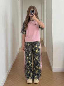 SHEIN 女童粉色美式復古甜辣風運動套裝，拼色粉灰拼接蝴蝶結印花短袖T恤搭配楓葉迷彩側條紋寬腿褲2件組，寬鬆版型，夏季學生慵懶運動風，學院風夏季日常百搭2件套 - 彩色 - 查看 4