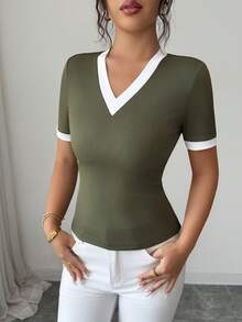 SHEIN Elenzya 女款時尚優雅撞色拼接V領短袖T恤，休閒百搭短袖上衣 - 軍綠色 - 查看 7