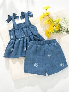 SHEIN Vintaside Kids 2件組女嬰可調節蝴蝶結肩帶白色刺繡風背心上衣搭配同色系寬鬆短褲，活動自在，適合日常散步、夏季野餐、海邊度假 - 藍色 - 查看 2
