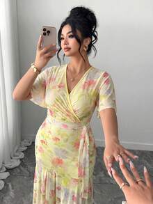 SHEIN Clasi Plus Size Women's Exquisite Elegant Knitted Short Sleeve Hydrangea Mesh Digital Print Double Layer Slim Fit Lace-Up V-Neck Dress - Pale Yellow - View 3
