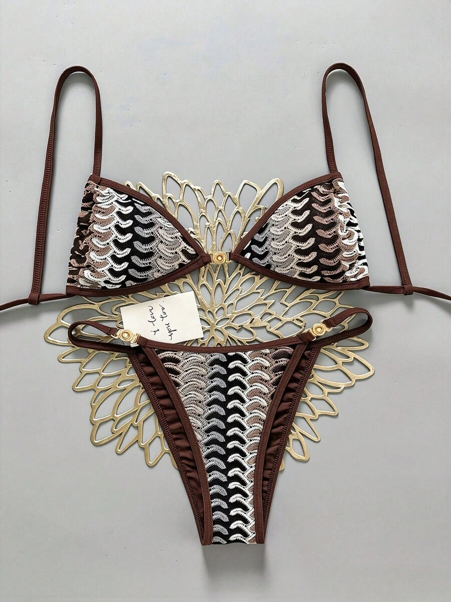 Swim Vcay 新款女士优雅波西米亚风两件式比基尼套装，巧克力棕色底色搭配波浪形扇贝针织纹理印花，带钢圈三角上衣，金色圆环装饰，高腰性感泳裤，时尚复古泳装，Y2K 性感辣妹风沙滩装，完美适用于夏季海滩度假、泳池派对、度假村之旅、音乐节、春假旅行、海岛度假等场合。 - 彩色 - 查看 1