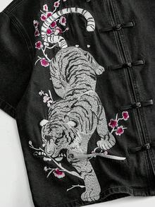 ROMWE MEN Street Life 男士牛仔襯衫，新中式唐裝風格，盤扣與翻領設計，短袖，白色虎、武士刀與梅花重工刺繡，水洗做舊黑色牛仔布，寬鬆落肩版型，適合日常穿著、音樂節、拍照 - 黑色 - 查看 4