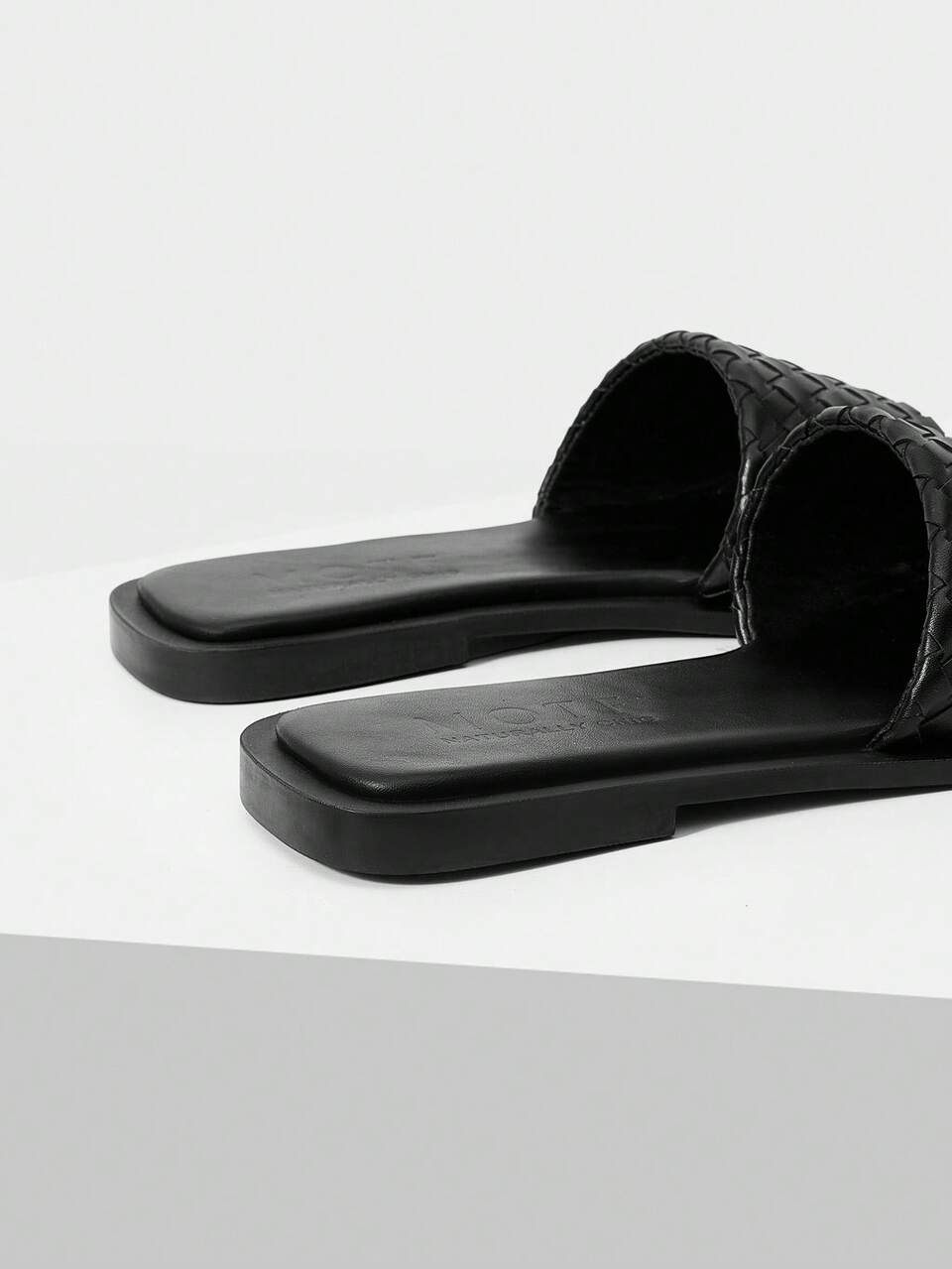 WOMEN SHOES EUROPEAN NEW FASHION BLACK WOVEN SQUARE TOE FLAT BOTTOM SLIPPER, CASUAL VERSATILE SIMPLE AND COMFORTABLE BEACH SLIPPERS