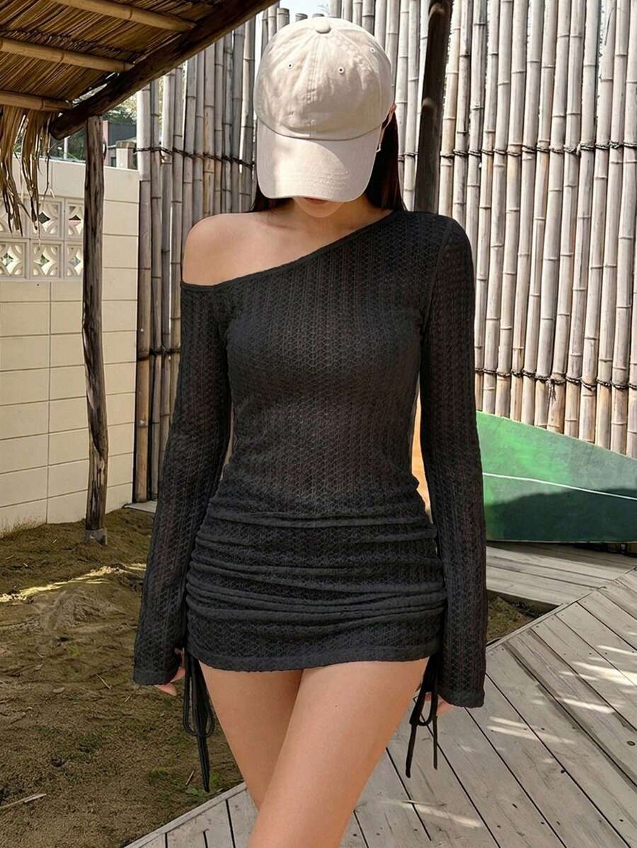 DAZY 女款夏季不對稱領口抓皺綁帶沙灘罩衫 性感極簡半透長袖泳裝外罩 - 黑色 - 查看 1