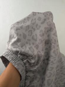 SHEIN PETITE 女款休閒復古迷彩豹紋中腰寬鬆短褲，飄逸短褲，開學必備單品，適合日常通勤、約會、聚會、秋冬夏季、聖誕節、新年、感恩節、派對、婚禮、海灘、畢業典禮，時尚優雅休閒，適合出遊、約會、預約、通勤，亮面，情人節，優雅度假，Y2K風格，出遊、畢業典禮等 - 彩色 - 查看 9