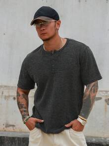 DAZY 男士短袖紋理布料純色基本款半鈕扣T恤 夏季 - 黑色 - 查看 4