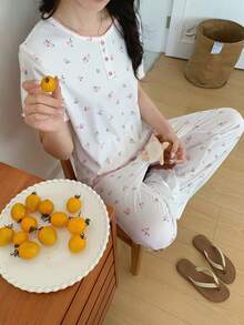 夏秋女青少年居家睡衣 2件組 輕盈優雅可愛花卉印花 粉色對比波浪飾邊領口 狗牙紋工藝 柔軟舒適 白色羅紋短袖長褲家居服 - 白色 - 查看 1