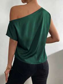 EMERY ROSE Blusa de satén con cuello asimétrico y hombro descubierto - Verde Oscuro - Ver 2