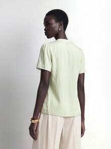 SHEIN Stylify Top Feminina 2026 Nova Verde Sálvia Primavera/Verão Estilo Chinês Decote em V Design Plissado Frontal Elegante Manga com Babados Top Solto Casual Férias Escritório - Verde - Visão 3
