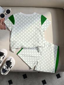 2pcs Setelan Kasual Klasik Anak Laki-laki Warna Hijau Blok MILANO, ITALIA Kaos Leher Bulat dengan Cetakan Huruf Monogram di Seluruh Permukaan dan Celana Pendek Garis Samping yang Serasi - MultiWarna - View 4