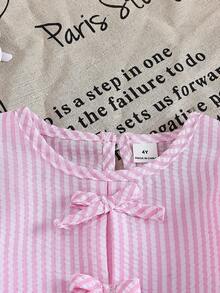 SHEIN Vintaside Kids 2件/套 女童粉白條紋泡泡袖荷葉邊蝴蝶結裝飾圓領長袖襯衫 + 彈性腰花卉裝飾水洗藍牛仔直筒長褲，休閒可愛甜美韓系森女風套裝，適合秋冬日常穿著、上學、購物、公園、遊樂園、旅行、度假及其他場合 - 粉色 - 查看 4