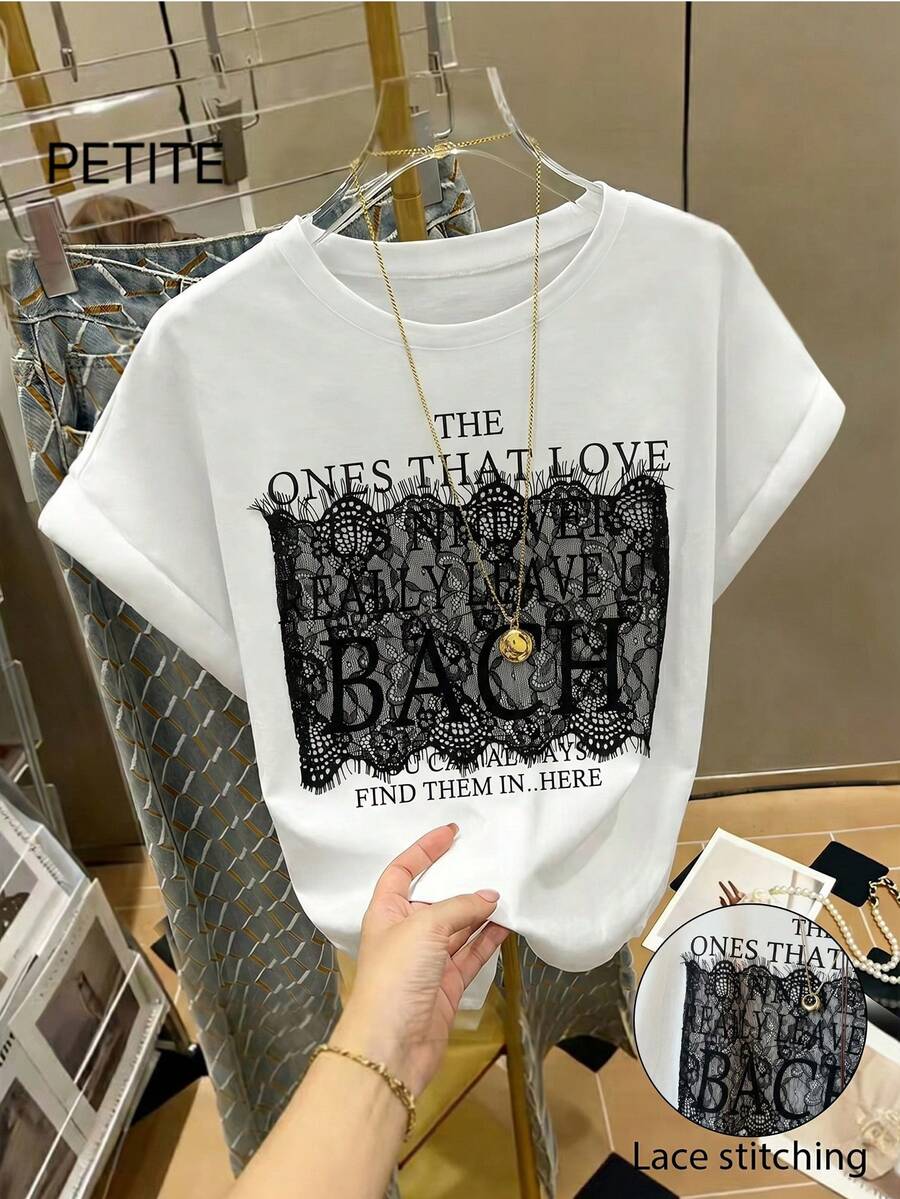 SHEIN PETITE T-shirt pour femmes, patchwork de dentelle, lettres anglaises, mode vintage, polyvalent pour le bureau, les sorties décontractées et les vacances, pour femmes de petite taille - Blanc - Voir 1