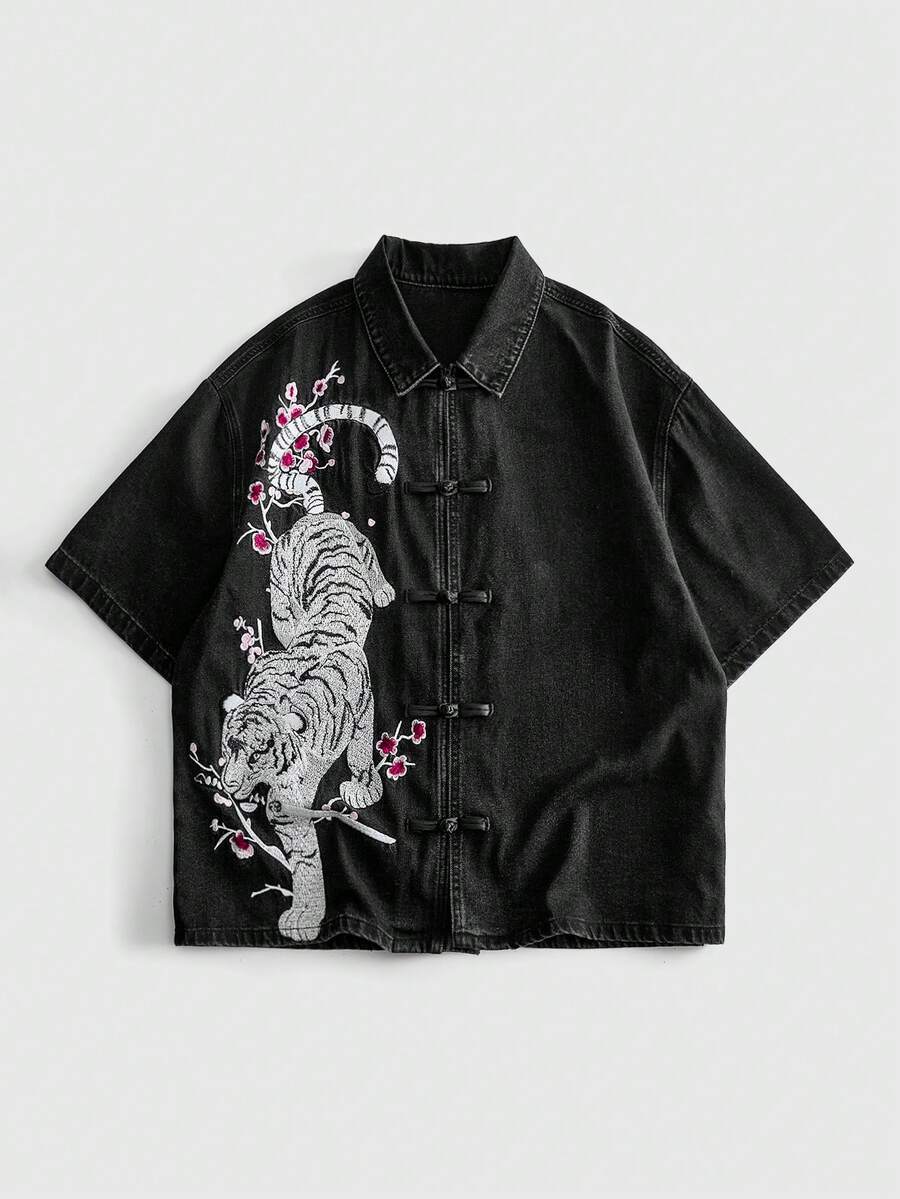 ROMWE MEN Street Life 男士牛仔襯衫,新中式唐裝風格,盤扣與翻領設計,短袖,白色虎、武士刀與梅花重工刺繡,水洗做舊黑色牛仔布,寬鬆落肩版型,適合日常穿著、音樂節、拍照 - 黑色 - 查看 1