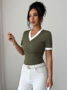SHEIN Elenzya 女款時尚優雅撞色拼接V領短袖T恤，休閒百搭短袖上衣 - 軍綠色 - 查看 4