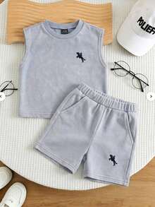 SHEIN Playful Pals 男嬰牛仔套裝，夏季新品，時尚休閒風格，背心上衣 + 牛仔短褲套裝，深藍色雪洗工藝配小馬刺繡，時尚，寬鬆版型，彈性腰帶，輕量柔軟針織牛仔效果材質，舒適親膚，男嬰必備，簡約休閒適合夏季穿著，時尚百搭，適合日常拍照、購物、日常出遊、聚會、音樂節、度假等，2026新款男嬰牛仔套裝 - 中等水洗藍 - 查看 9