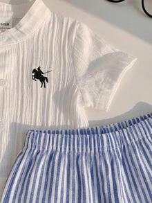SHEIN Playful Pals 2件組男嬰格紋胸前騎士圖案白色波浪條紋短袖立領上衣搭配深藍色條紋束口長褲，夏季休閒家庭套裝，基礎紳士風戶外玩樂穿搭 - 藍白色 - 查看 5