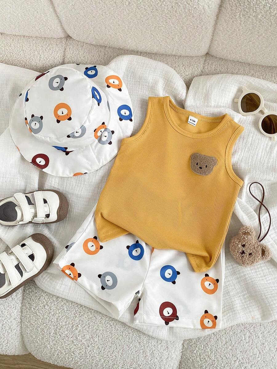 SHEIN Playful Pals Conjunto de 3 peças para bebé rapaz no verão, regata amarela da moda com gráfico de urso fofo e calções brancos com estampa digital de urso, combinados com chapéu, adequados para uso casual diário e atividades ao ar livre fáceis - Amarelo - Ver 1