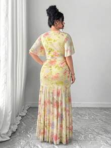 SHEIN Clasi Plus Size Women's Exquisite Elegant Knitted Short Sleeve Hydrangea Mesh Digital Print Double Layer Slim Fit Lace-Up V-Neck Dress - Pale Yellow - View 2