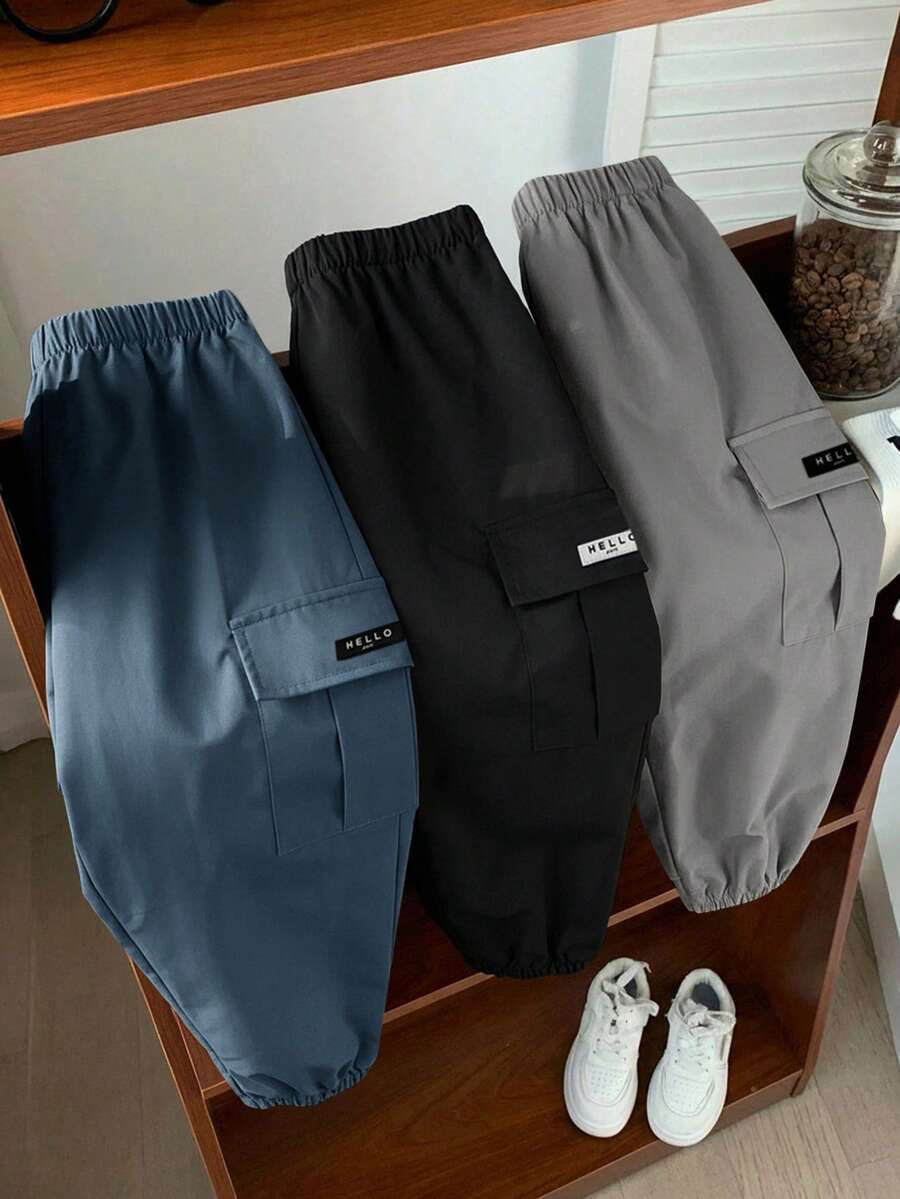 SHEIN 3件組青少年男孩休閒運動學院街頭風可愛度假款黑色裝飾Logo寬鬆運動長褲,黑色運動長褲與卡其色運動長褲,適合日常穿著、上學、旅行、運動,適用於春、夏、秋、冬 - 彩色 - 查看 1