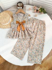 SHEIN Elladie kids 2件/組 女童夏季迷人白色藍色橘色復古+花卉野餐印花圓領荷葉邊無袖上衣配V領背部與蝴蝶結裝飾+寬腿褲套裝，適合夏季穿搭、海灘週末、度假浪漫、島嶼風、都市晚間、生日穿搭、波希米亞節慶 - 卡其色 - 查看 3